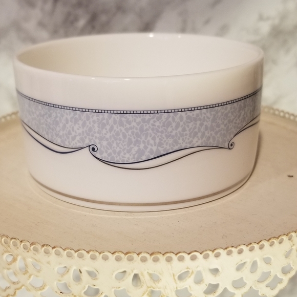 Wedgwood Venice round trinket box fine White Blue bone china 4" across Keepsake - Picture 9 of 12